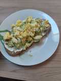 Tartine œuf brouillé avocats fromage