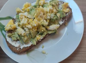 Une photo de Tartine œuf brouillé avocats fromage