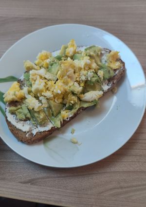 Une photo de Tartine œuf brouillé avocats fromage