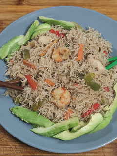 Una foto de Fideos de arroz con verduras pollo y gambas 🫑🥑🍗🦐