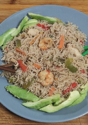 Una foto de Fideos de arroz con verduras pollo y gambas 🫑🥑🍗🦐