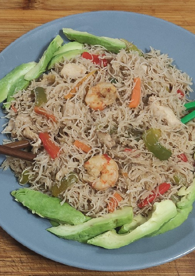 Una foto de Fideos de arroz con verduras pollo y gambas 🫑🥑🍗🦐