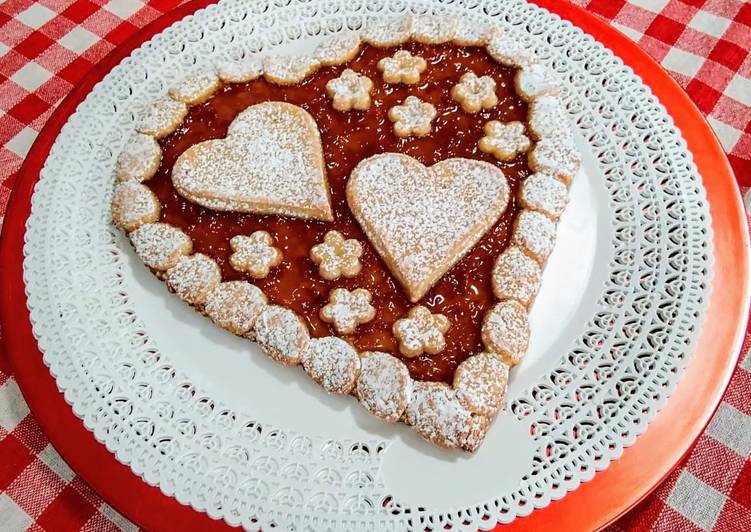 Crostata di cuori con marmellata di pesche