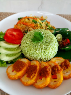 Foto resep Fish Rollad Betutu with Steam Rice Green Chilly.Urap & Sambal Matah