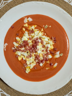 Una foto de Salmorejo de remolacha