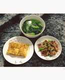 Cơm ngày nắng Mồng tơi nấu mướp Trứng cuộn Vai đầu giòn rang cháy cạnh