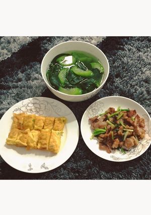 Hình của món Cơm ngày nắngMồng tơi nấu mướpTrứng cuộnVai đầu giòn rang cháy cạnh.