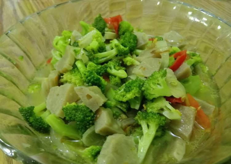 Langkah Mudah untuk Menyiapkan Tumis brokoli bakso Lezat