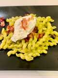 Busiate con pesto, speck croccante e burrata