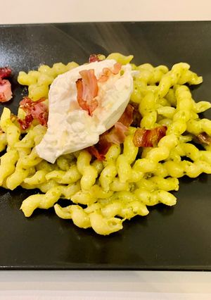 Foto di Busiate con pesto, speck croccante e burrata