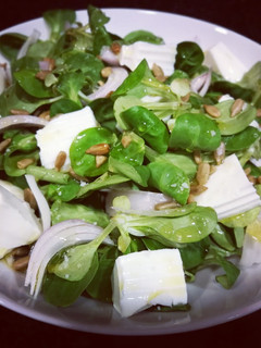 Una foto de Ensalada de canónigos con queso fresco 0% y semillas de girasol