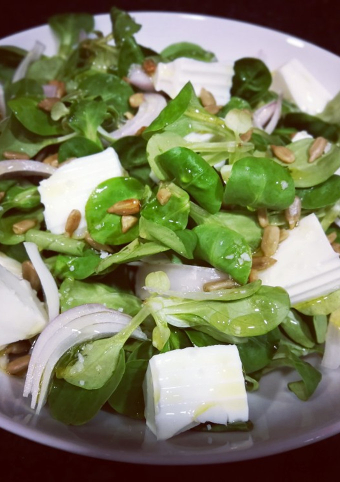 Una foto de Ensalada de canónigos con queso fresco 0% y semillas de girasol