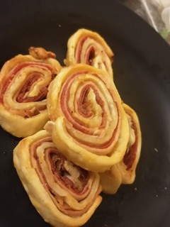 Una foto de Rolls de jamón york, jamón serrano y chorizo