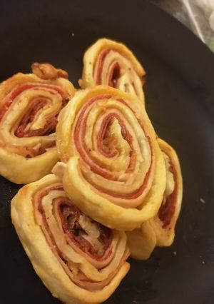 Una foto de Rolls de jamón york, jamón serrano y chorizo