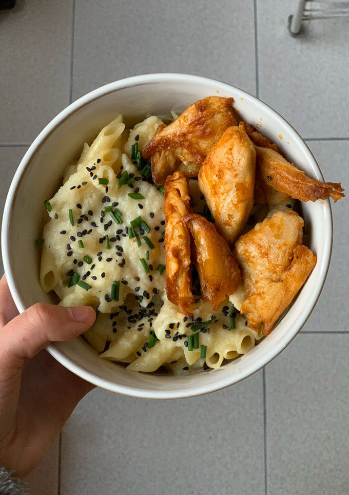 Una foto de Pasta Alfredo con pollo vegano