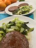 Hamburguesas de vacuno con pack-choi