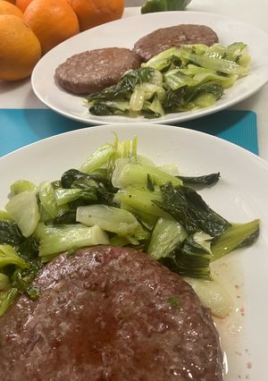 Una foto de Hamburguesas de vacuno con pack-choi