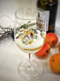 Weiße Portweincreme mit Aprikose und Blauschimmelkäse Rezepthauptbild