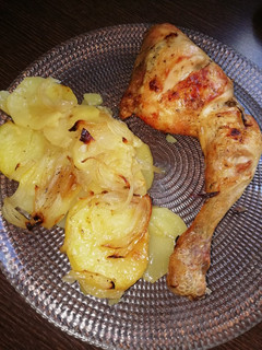 Una foto de Muslo y contramuslo al horno con patatas