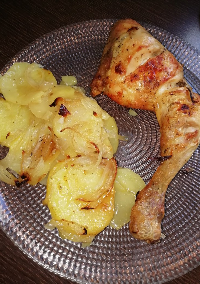 Una foto de Muslo y contramuslo al horno con patatas