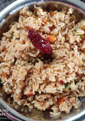 செஷ்வான் வெஜ் ஃப்ரைட் ரைஸ் (Schezwan veg fried rice recipe in tamil) செய்முறை முக்கிய புகைப்படம்