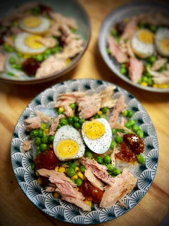 Una foto de Ensalada de fideos de arroz con maíz y guisantes