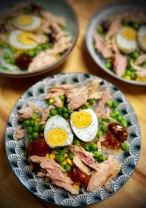 Una foto de Ensalada de fideos de arroz con maíz y guisantes