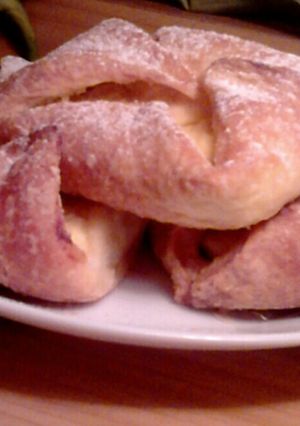 Túrós batyu élesztős leveles tésztából recept fotója