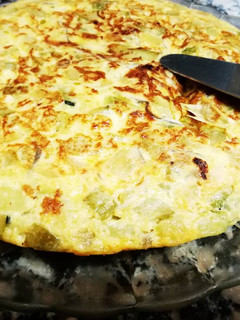 Una foto de Tortilla de calabacín y gulas