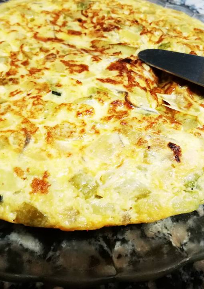 Una foto de Tortilla de calabacín y gulas