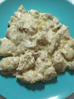 Una foto de Pechuga de pollo con nata y champiñones