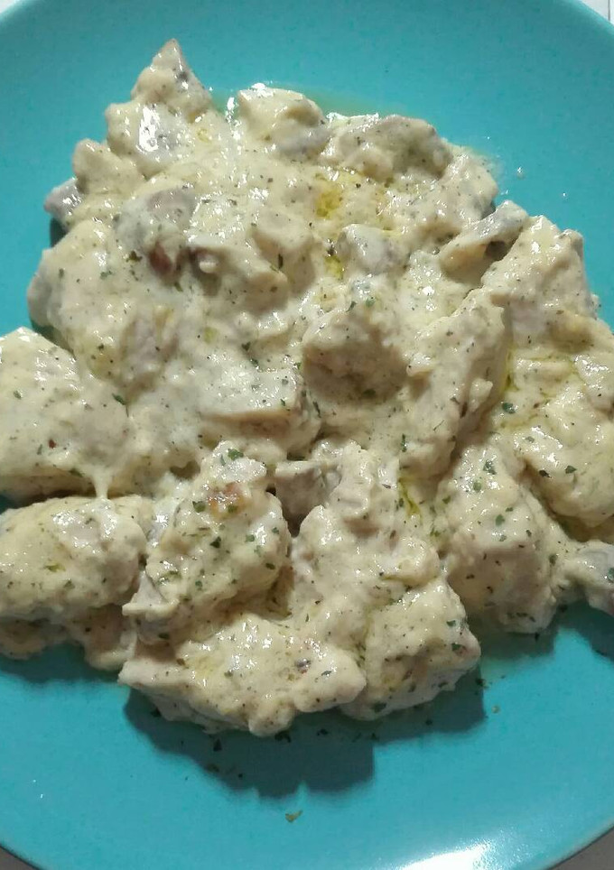 Una foto de Pechuga de pollo con nata y champiñones