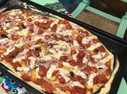 Una foto de pizza de sémola