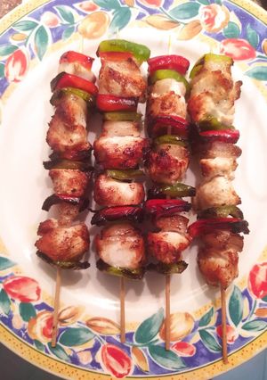Una foto de Brochetas de pollo