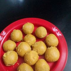 A picture of Besan ladoo.