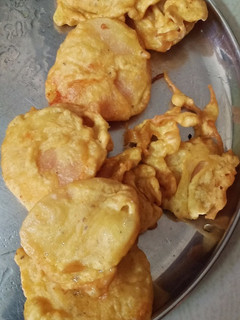 બટેટાના લસણીયા ભજીયા (Aaloo bhajji in gujrati) રેસીપી મુખ્ય ફોટો