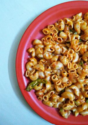 தேசி ரெட் சாஸ் பாஸ்தா (Desi red sauce pasta recipe in tamil) செய்முறை முக்கிய புகைப்படம்