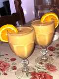 Smoothies de durazno, bananas con jugo de naranja 🍊