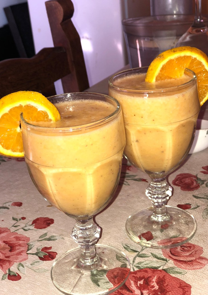 Una foto de Smoothies de durazno, bananas con jugo de naranja 🍊
