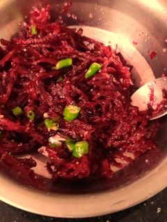 बीट रूट कोशिंबीर (beetroot koshimbir recipe in marathi) रेसिपी चे मुख्य फोटो
