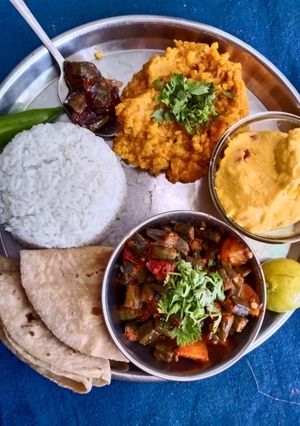 કાઠીયાવાડી થાળી (Kathiyavadi thali in gujrati) રેસીપી મુખ્ય ફોટો