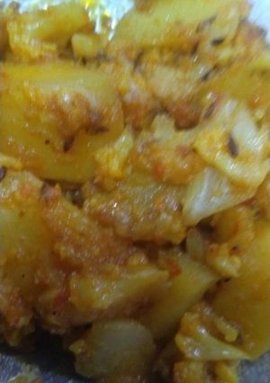 गोभी आलू (Gobhi aloo recipe in hindi) रेसिपी मुख्य फोटो