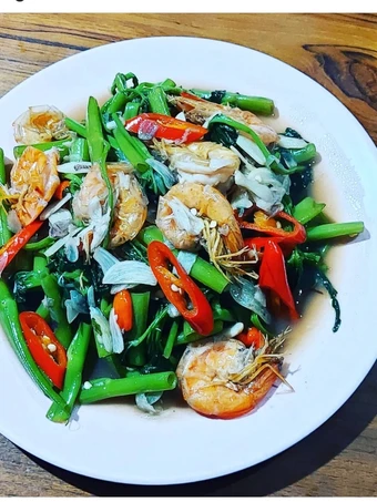 Cara Mudah Membikin Resep Tumis kangkung udang saos tiram yang Uenak Anti Ribet, Bisa Manjain Lidah