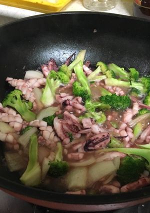 Hình của món Mực xào súp lơ.