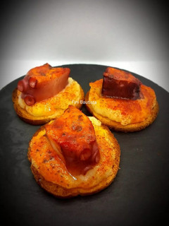 Una foto de Canapés de pulpo y puré de patata