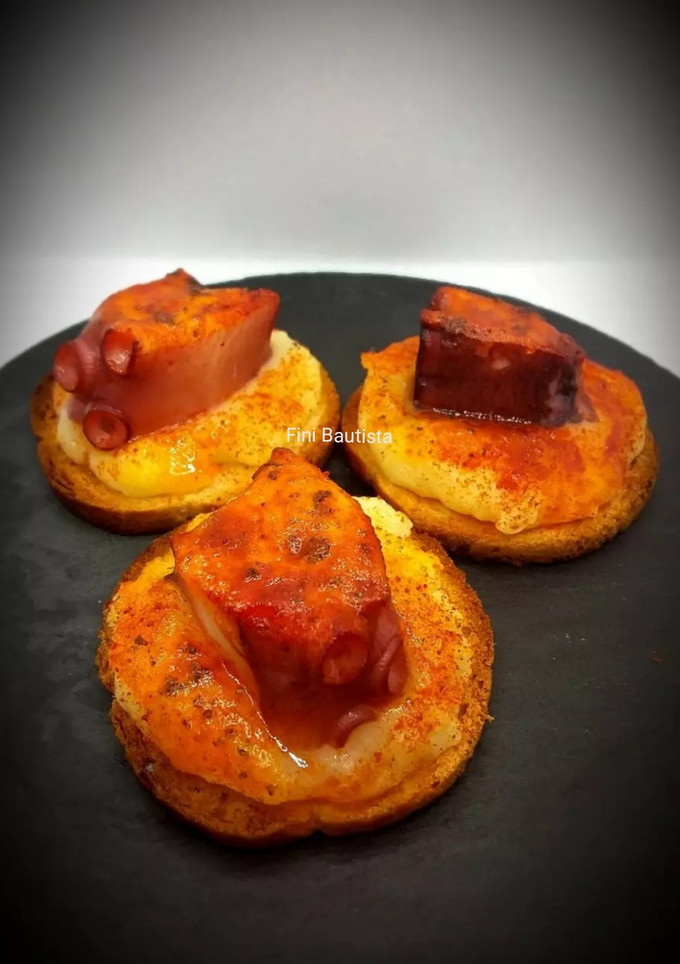 Una foto de Canapés de pulpo y puré de patata