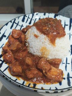 Una foto de Arroz blanco con pollo en salsa