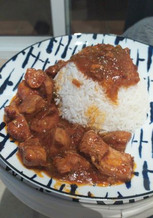 Una foto de Arroz blanco con pollo en salsa