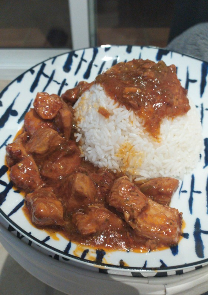 Una foto de Arroz blanco con pollo en salsa