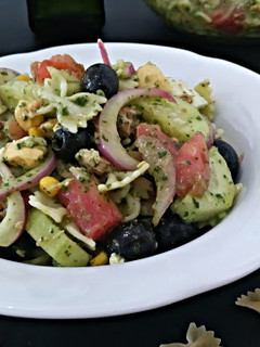 Una foto de Ensalada de pasta con vinagreta de albahaca